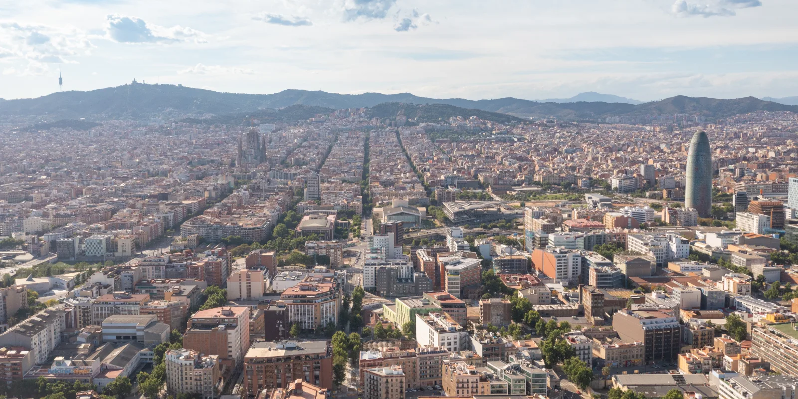 Õhuvaade Barcelona kesklinna katustele, kaugemal kerkivad Sagrada Família tornid ja Torre Glòries