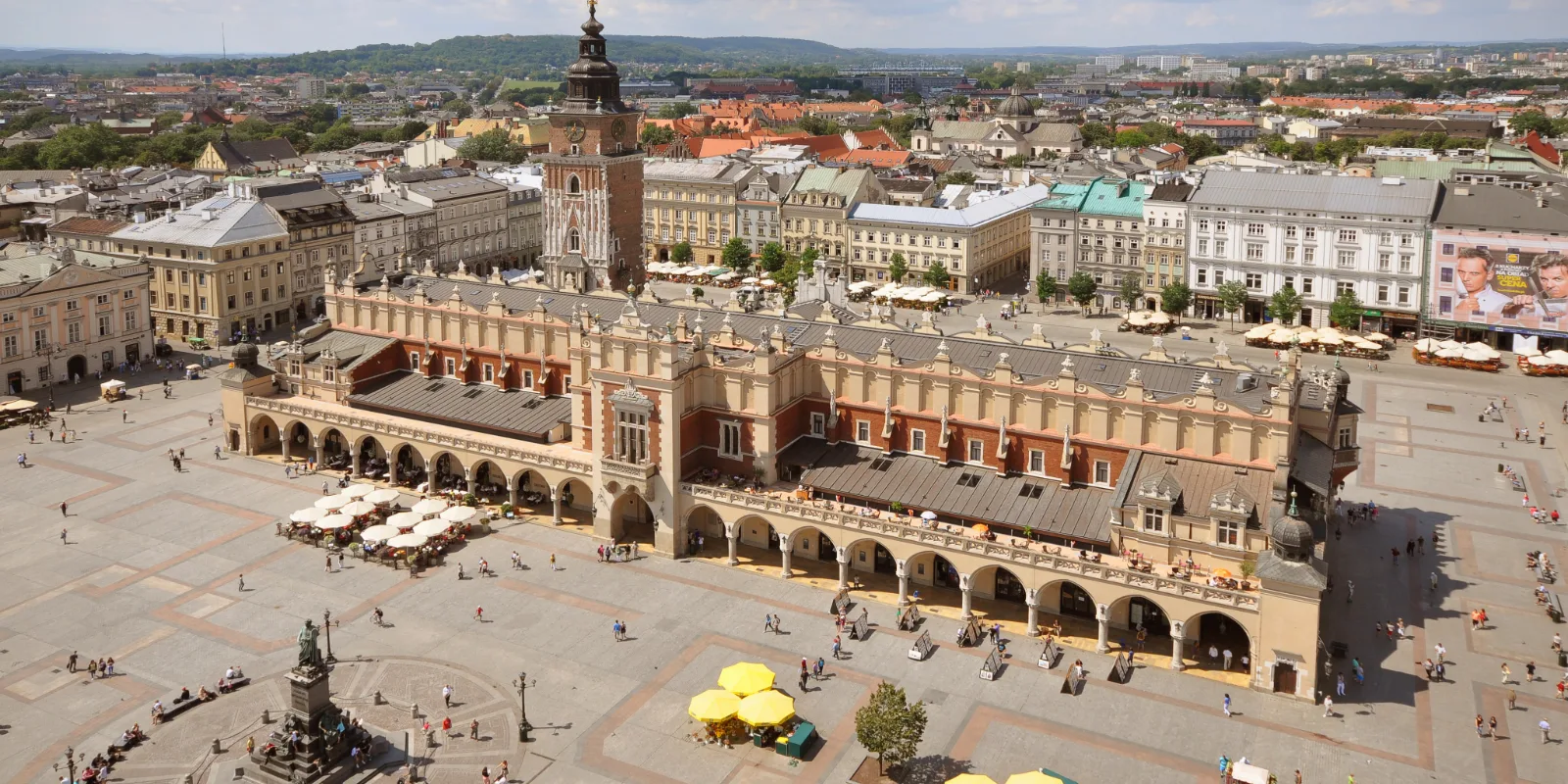 Õhuvaade Krakowi Rynek Główny väljakule, keskel pikk Sukiennice kaubahall ja raekoja torn