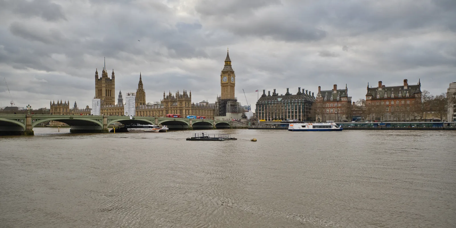 Westminsteri palee ja Big Beni kellatorn Thamesi vastaskaldalt vaadatuna pilvise taeva all