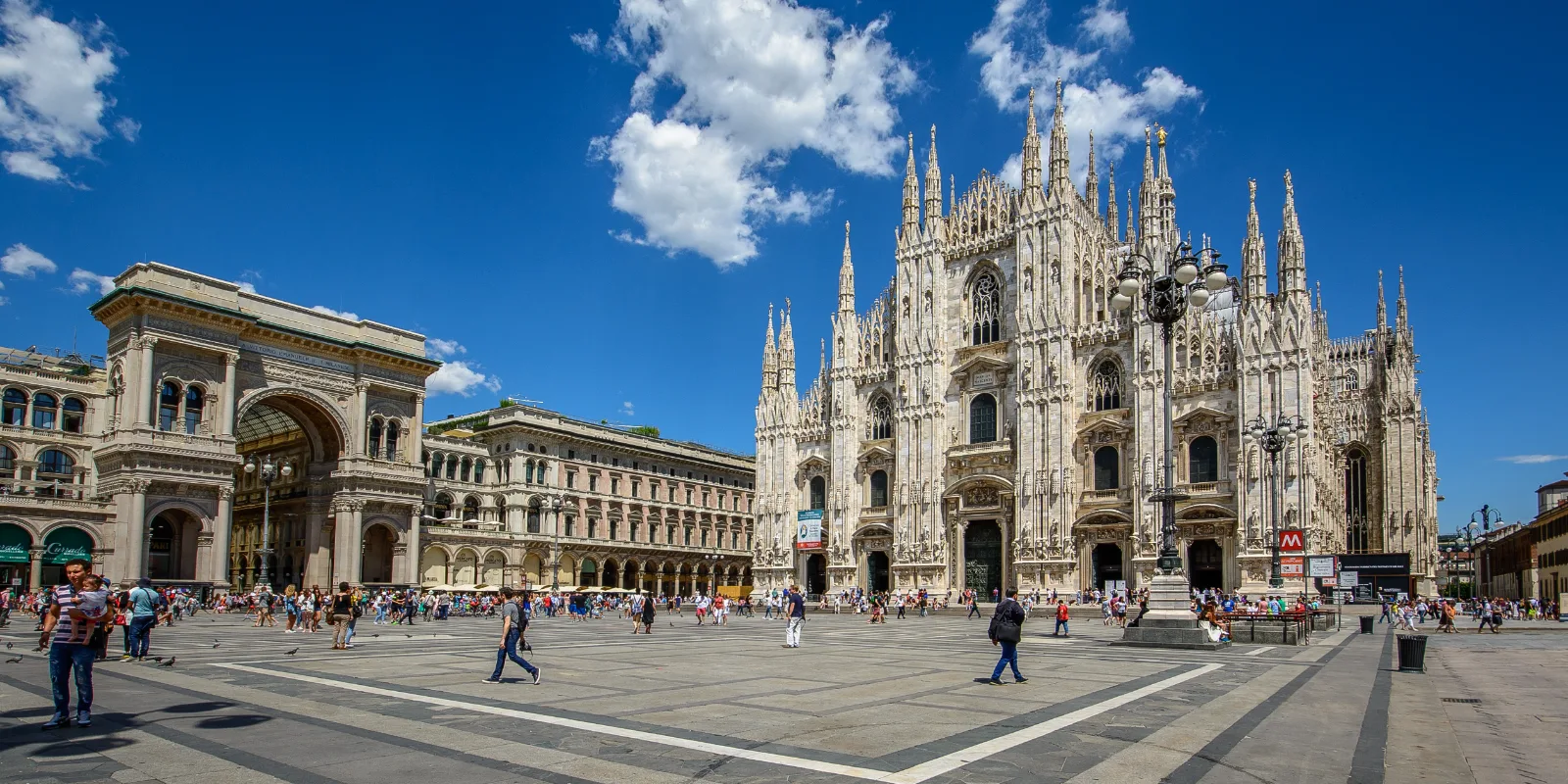 Milano Duomo valge marmorfassaad Piazza del Duomo väljaku ääres sinise taeva all