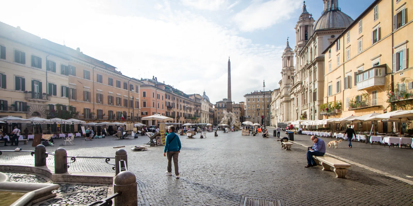 Piazza Navona Roomas hommikuvalguses: obelisk, kiriku kuppel ja väliterrasside valged varikatused
