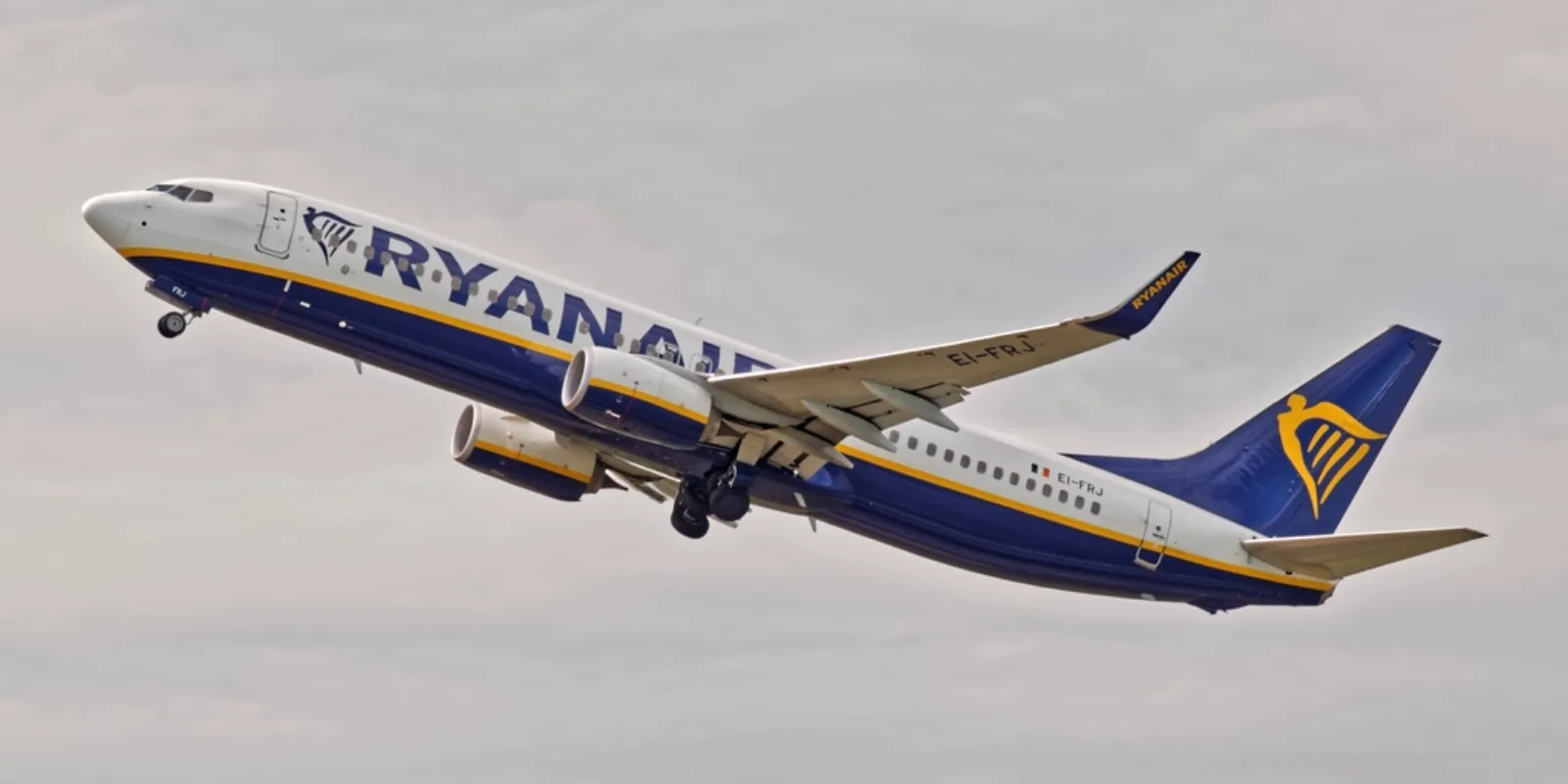 Ryanairi sinivalge Boeing 737 lennuk, kere küljel lennufirma logo