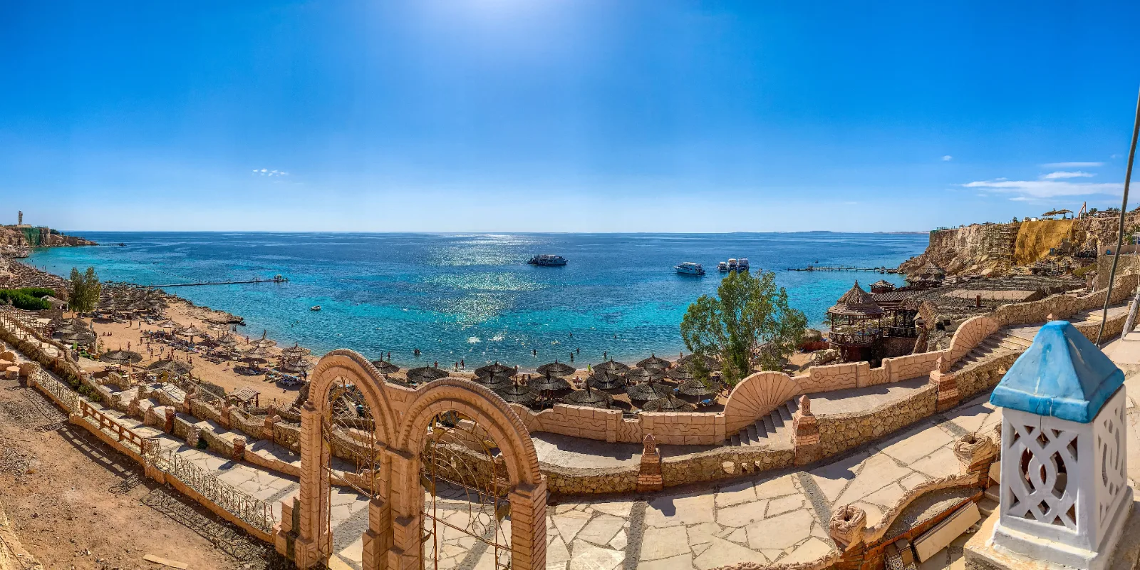 Sharm el Sheikh: türkiissinine Punane meri, vee peal mitu paati ja esiplaanil kivist rannaterrass