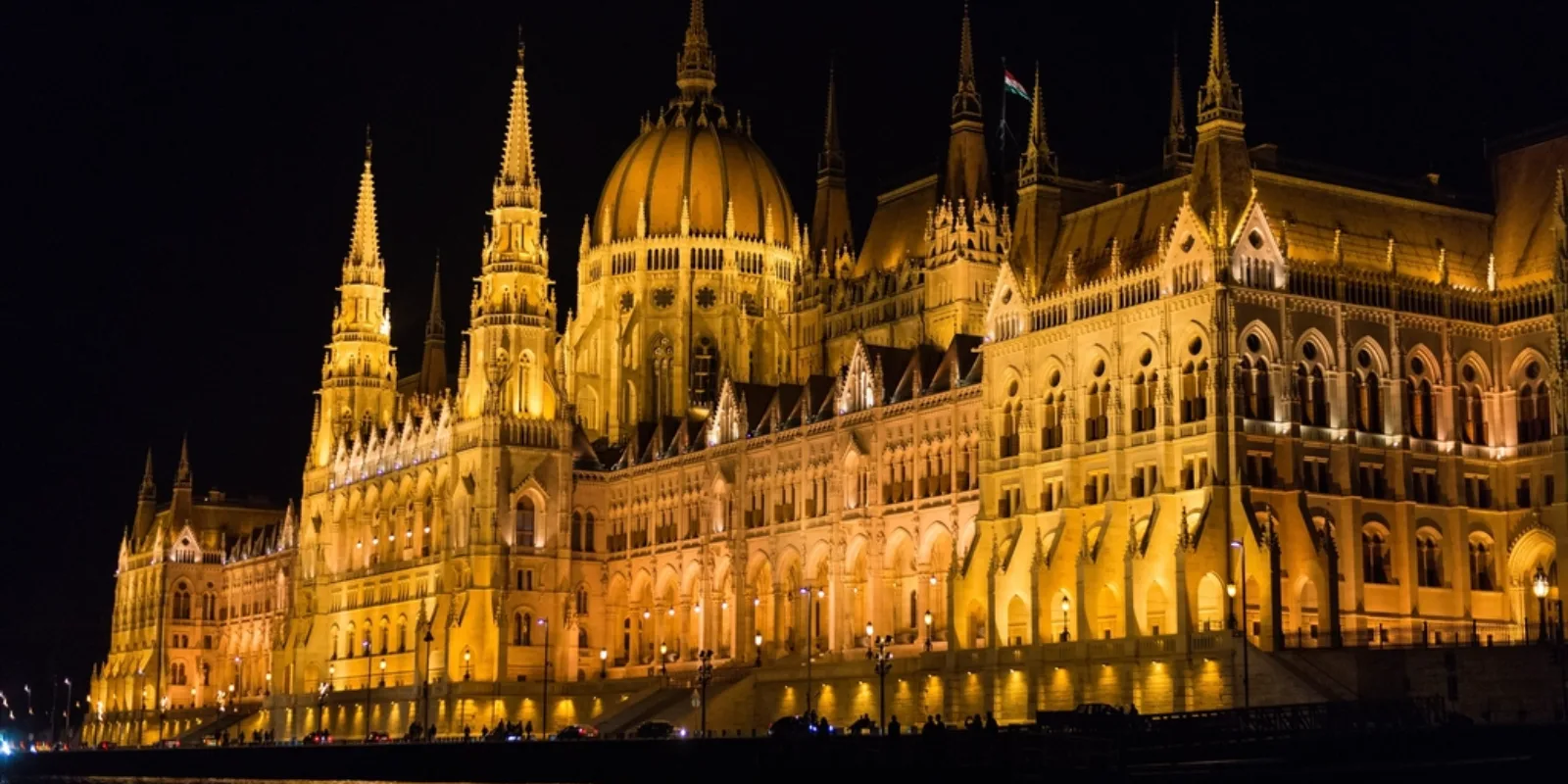 Ungari parlamendihoone Budapestis, öösel soojalt valgustatud fassaad ja tornid