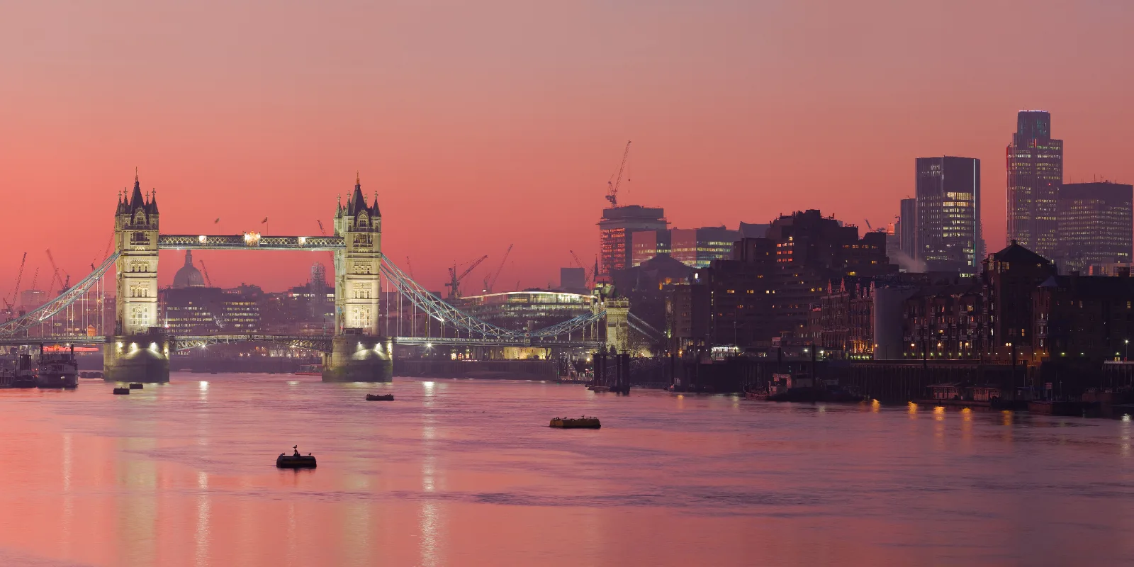 Tower Bridge ja Thamesi jõgi Londonis roosaka loojangutaeva all
