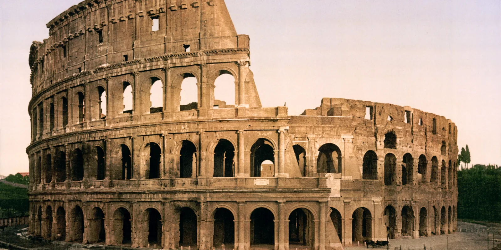 Colosseumi kaarte read Roomas päikesepaistelisel päeval