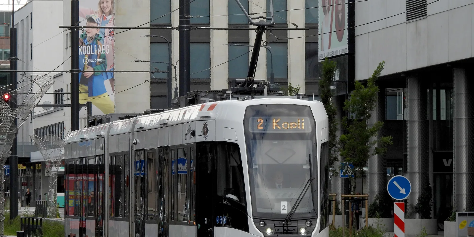 Tallinna moodne madalpõrandatramm linnatänaval, sihtmärgil kiri 2 Kopli – sama liin, mis sõidab lennujaama