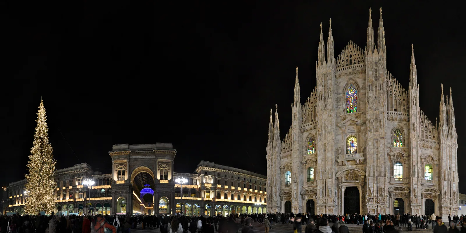 Milano Galleria Vittorio Emanuele sissepääs ja Duomo tornid õhtuses valguses