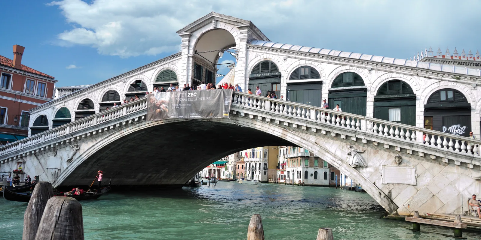Rialto sild Veneetsia Suure kanali kohal, all paadid ja rohekas vesi