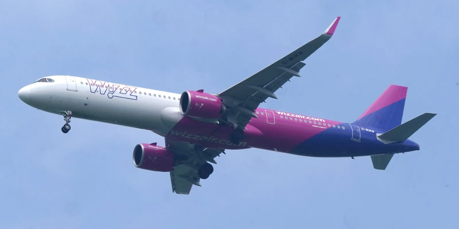 Wizz Airi Airbus A321 lennuk õhus, lilla-roosa värvilahendusega kere